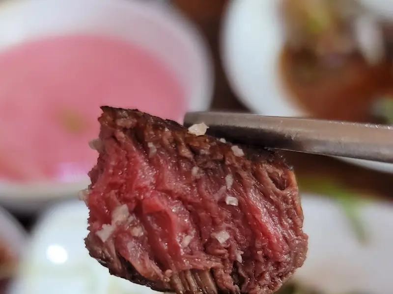 미디엄 레어로 구워진 꽃등심 단면