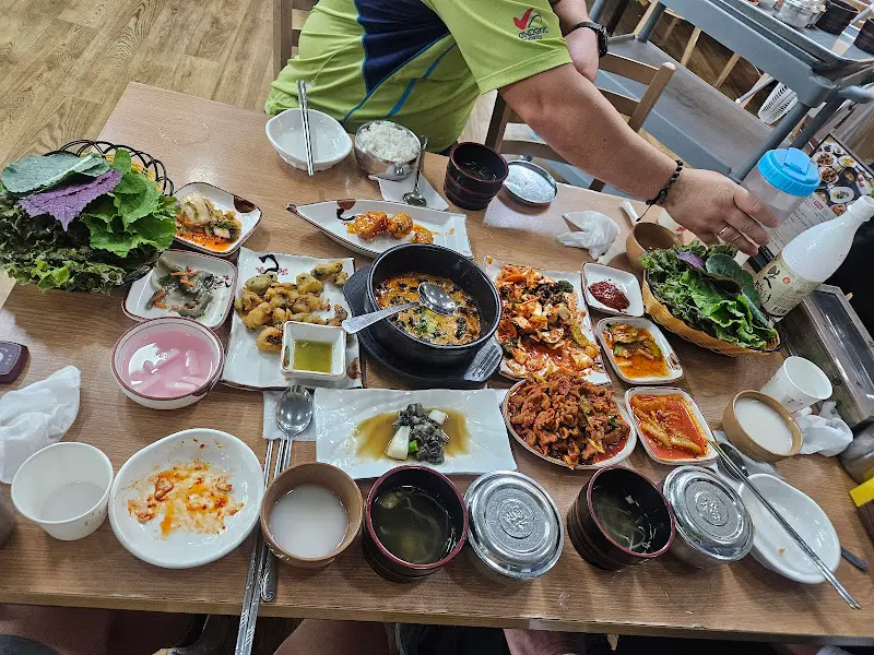 한상 가득 차려진 우렁쌈밥 정식