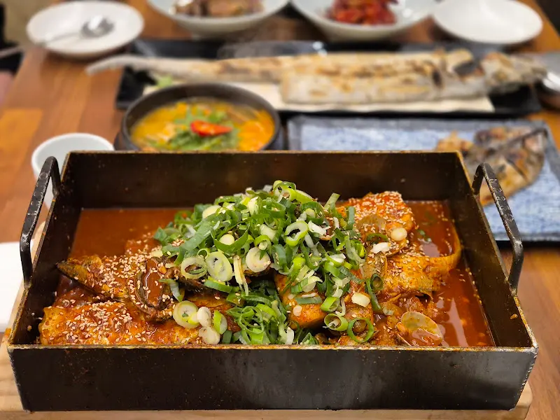 매콤한 양념과 신선한 갈치가 어우러진 갈치조림