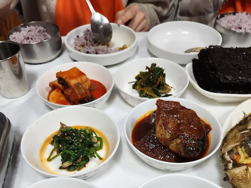 토담집 푸짐한 밑반찬