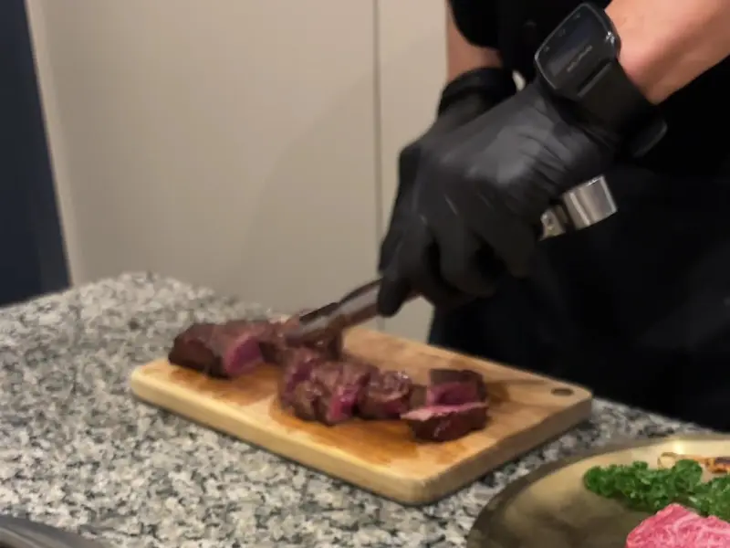 설화한우 직원이 샤또브리앙을 먹기 좋게 손질하는 모습