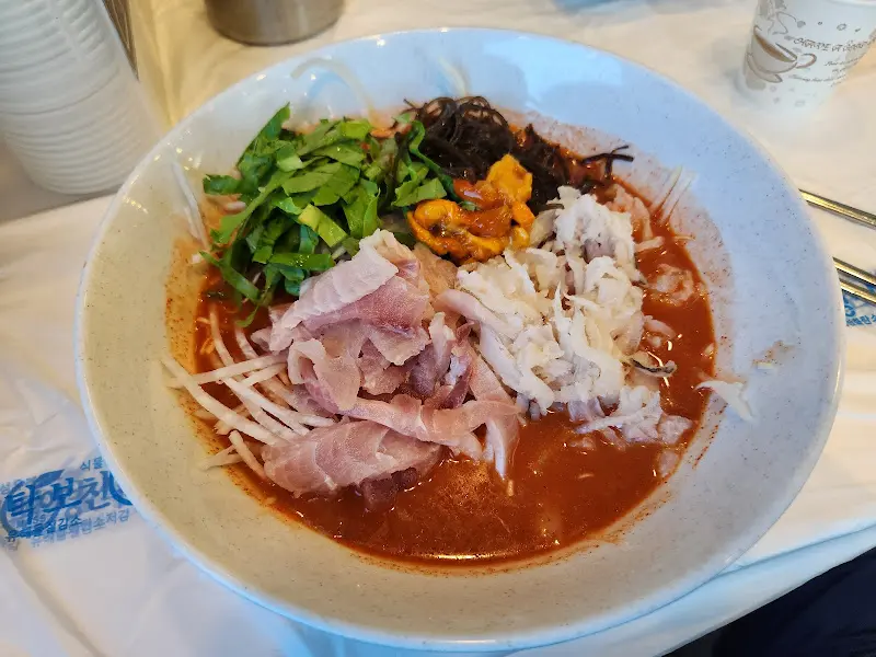 싱싱한 해산물이 가득한 모둠 물회