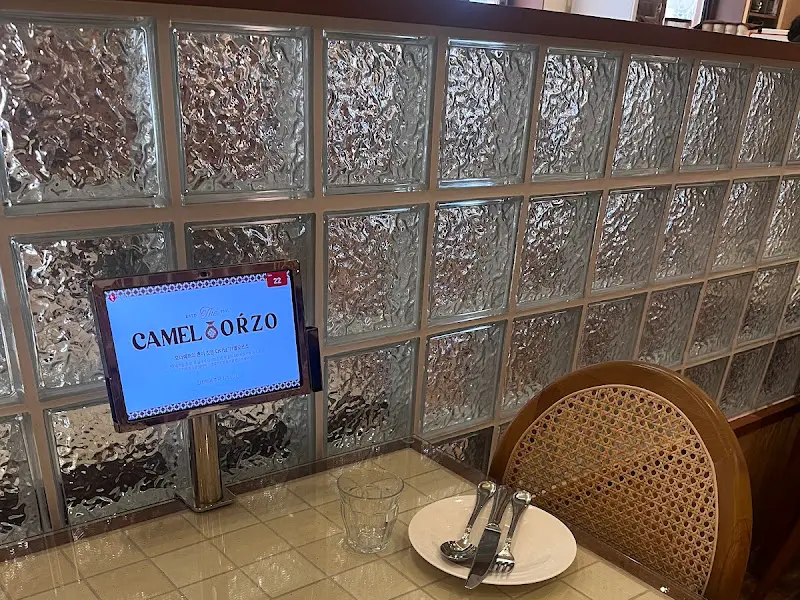 세팅된 테이블과 메뉴판