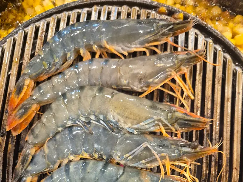 불판 위에 올려진 싱싱한 새우