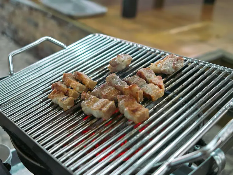 숯불 위에서 익어가는 삼겹살