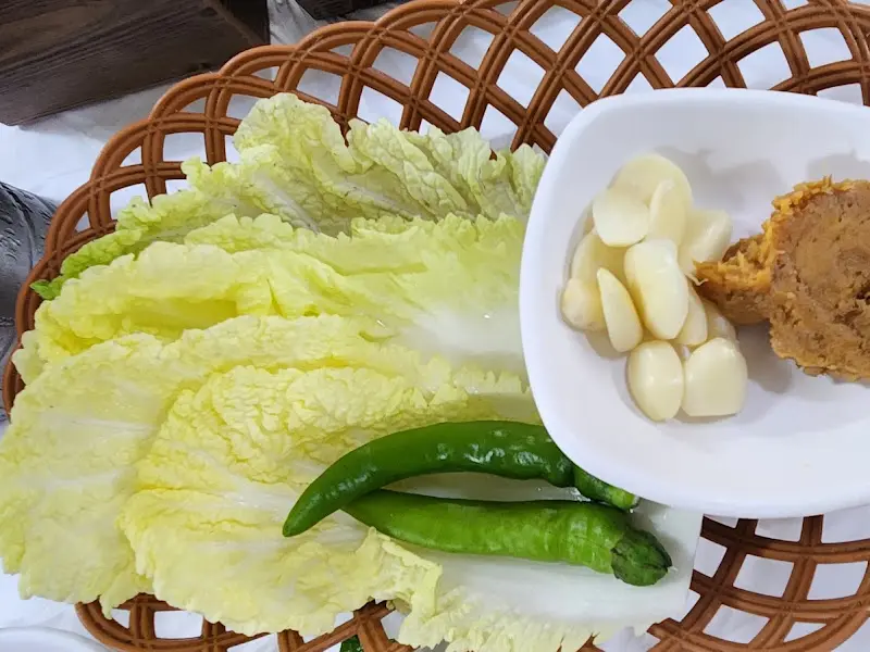 신선한 채소와 쌈장, 마늘이 담긴 정겨운 모습