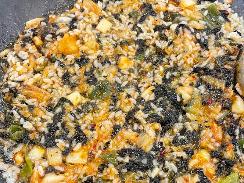 볶음밥의 모습. 김가루와 야채, 밥이 어우러져 맛깔스러운 비주얼을 자랑한다.