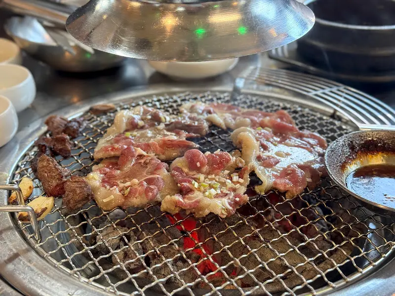 숯불 위에서 익어가는 꽃살과 탱막살