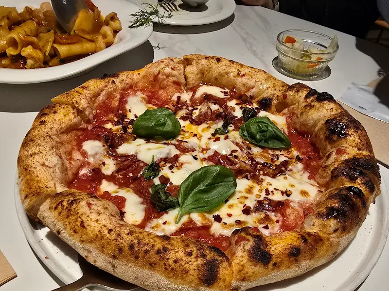 마르게리따 피자의 클로즈업 샷