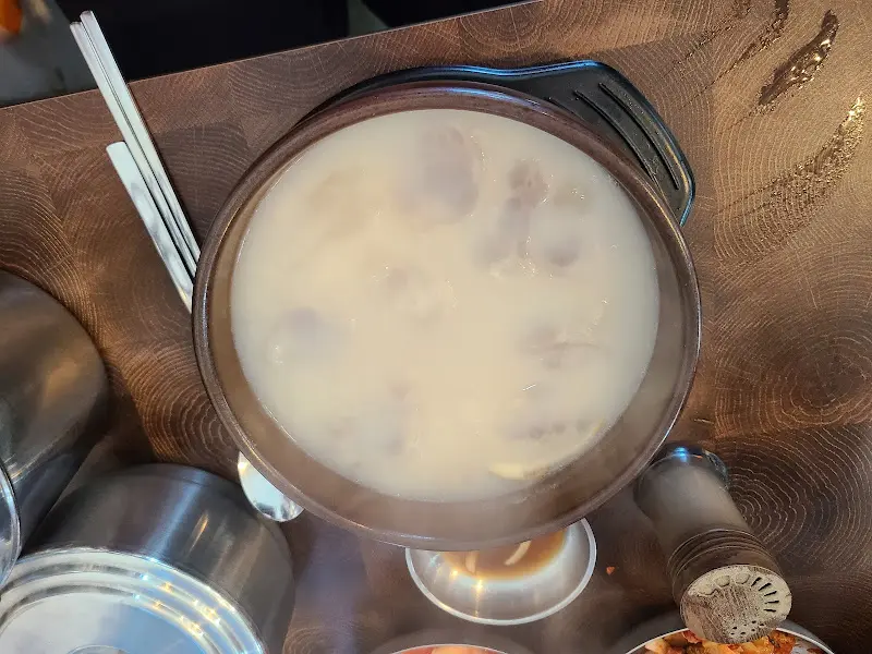 뽀얀 국물이 인상적인 설렁탕