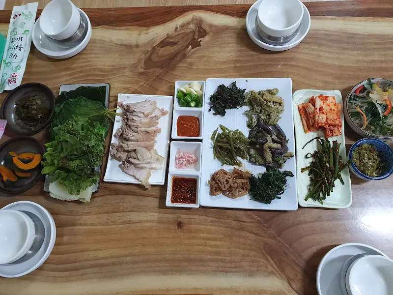 푸짐하게 차려진 수육 한 상