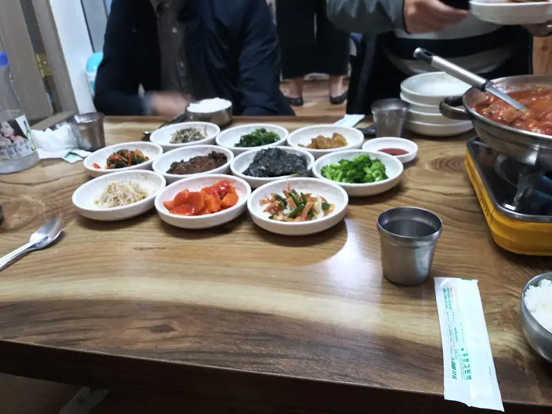 푸짐한 밑반찬과 갈치조림 한 상 차림