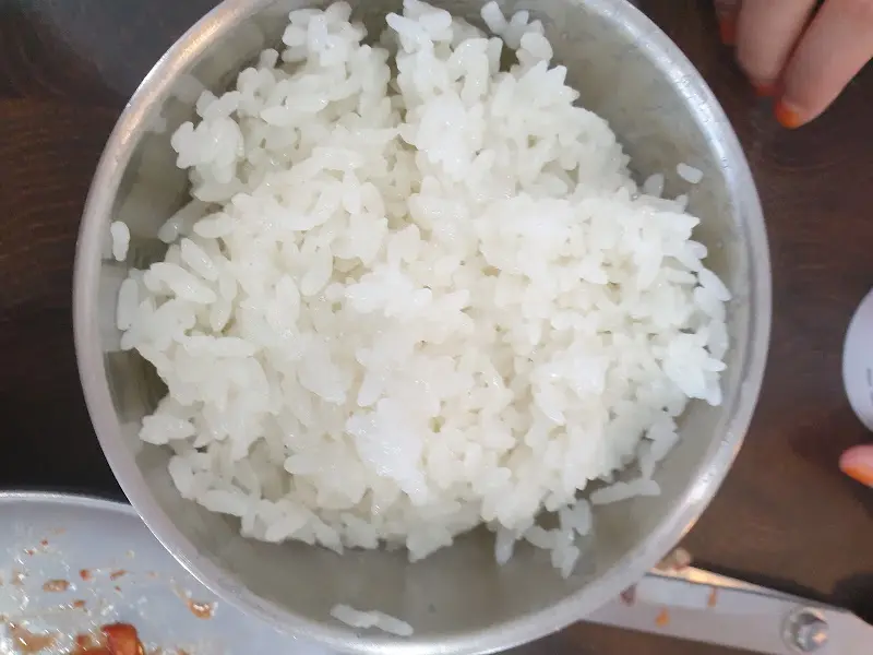 윤기가 흐르는 갓 지은 밥