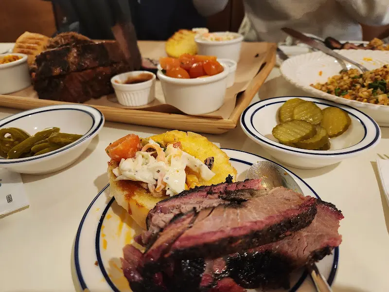 다양한 소스와 곁들여 먹는 바베큐