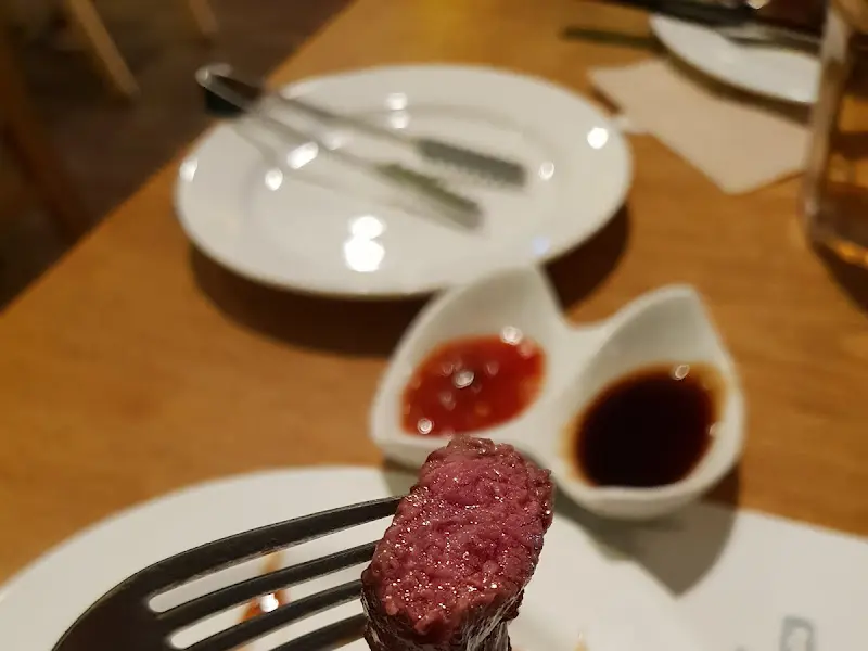 미디엄 레어로 구워진 스테이크