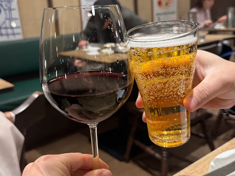 와인과 맥주잔을 들고 건배하는 모습