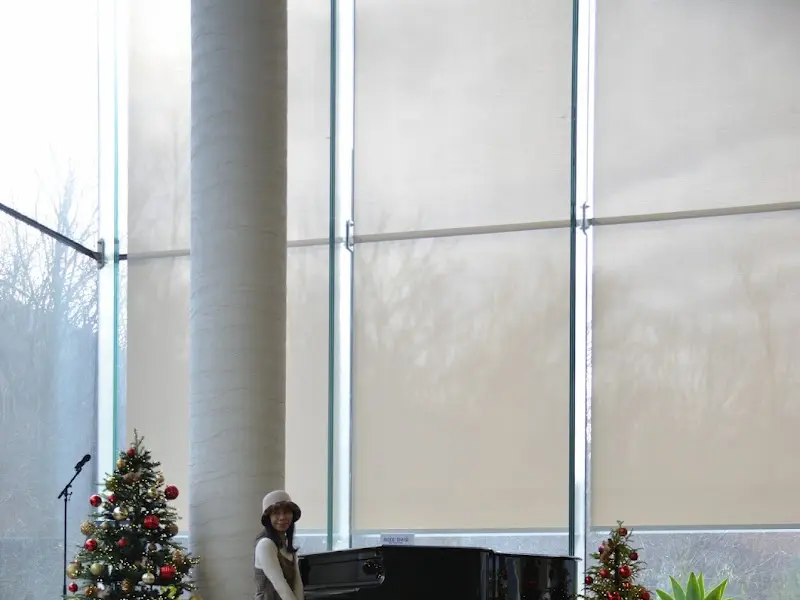 피아노 연주대 옆에 놓인 크리스마스 트리 장식