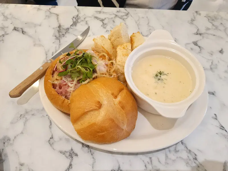 따뜻한 스프와 빵으로 구성된 브런치