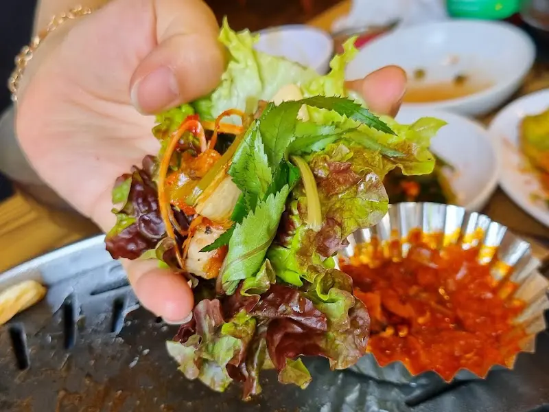 푸짐하게 쌈을 싸서 한입에!