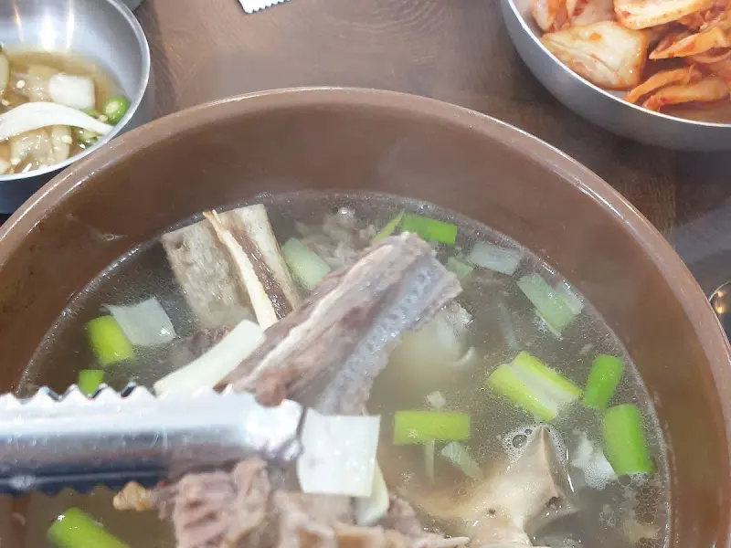 왕갈비탕 속 큼지막한 갈비