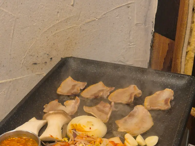 불판 위에서 맛있게 구워지고 있는 냉삼