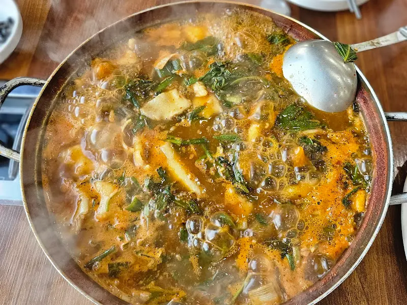 뜨겁게 끓고 있는 어죽