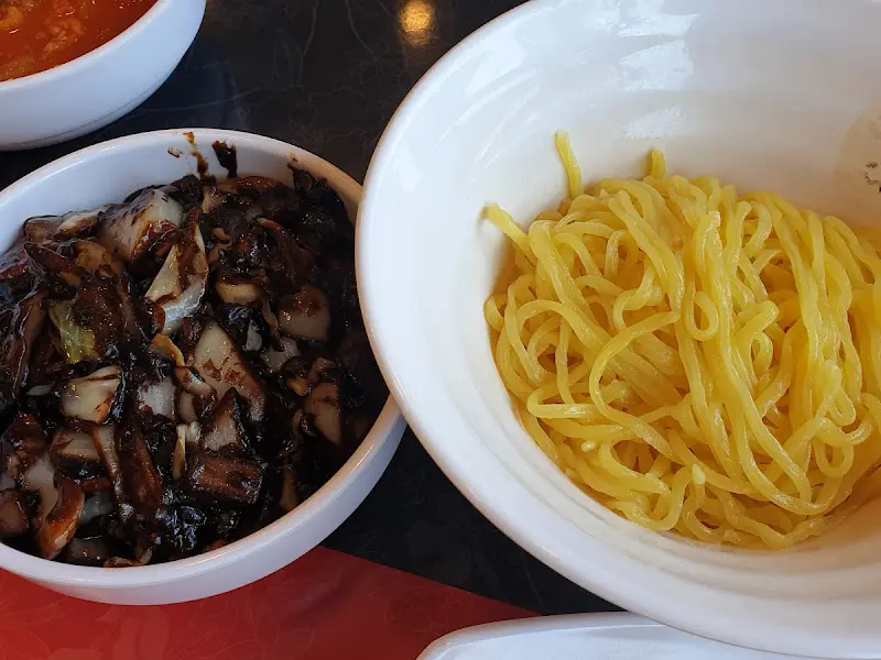 윤기가 흐르는 간짜장 소스와 면의 조화