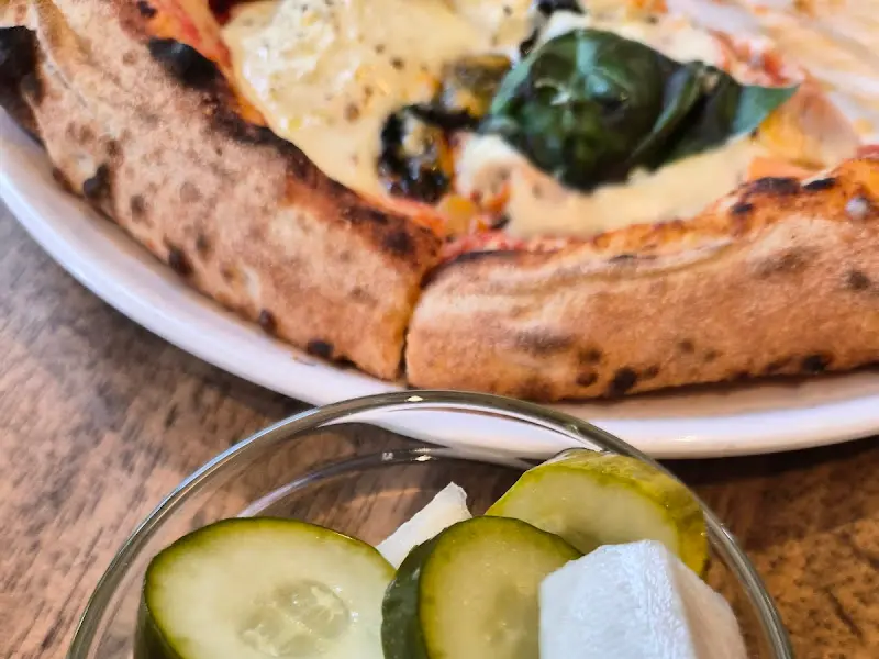 피자와 피클이 놓인 테이블