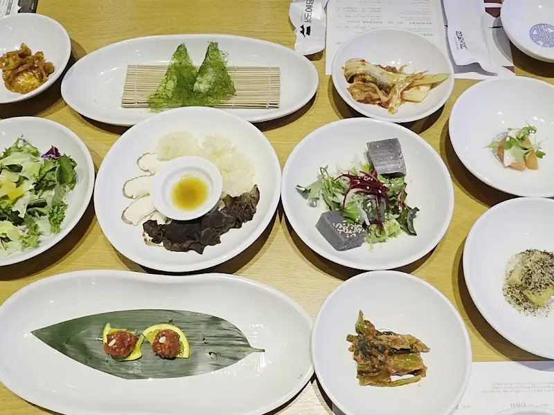 정갈하게 차려진 13가지 반찬