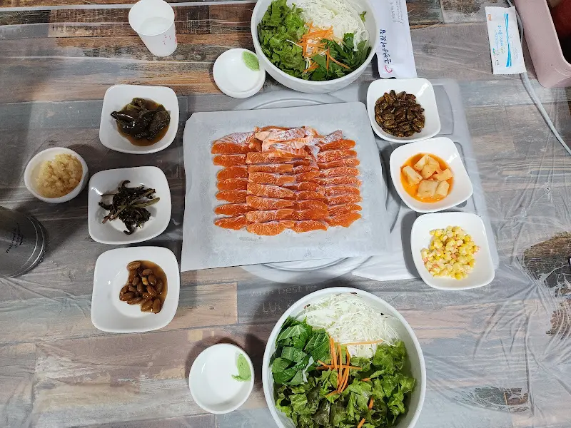 송어회와 다양한 밑반찬