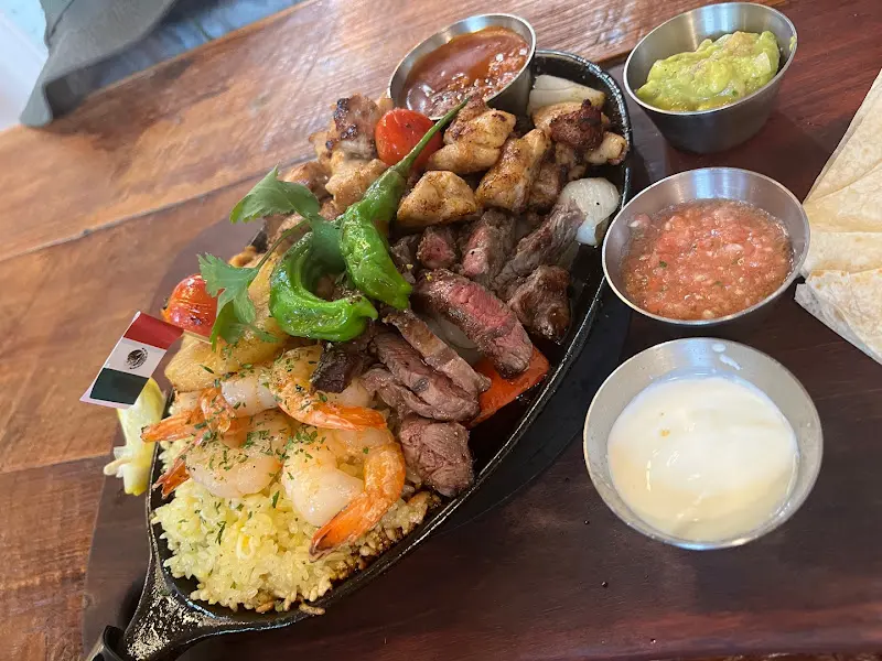 지글거리는 팬에 푸짐하게 담겨 나온 파히타 세트