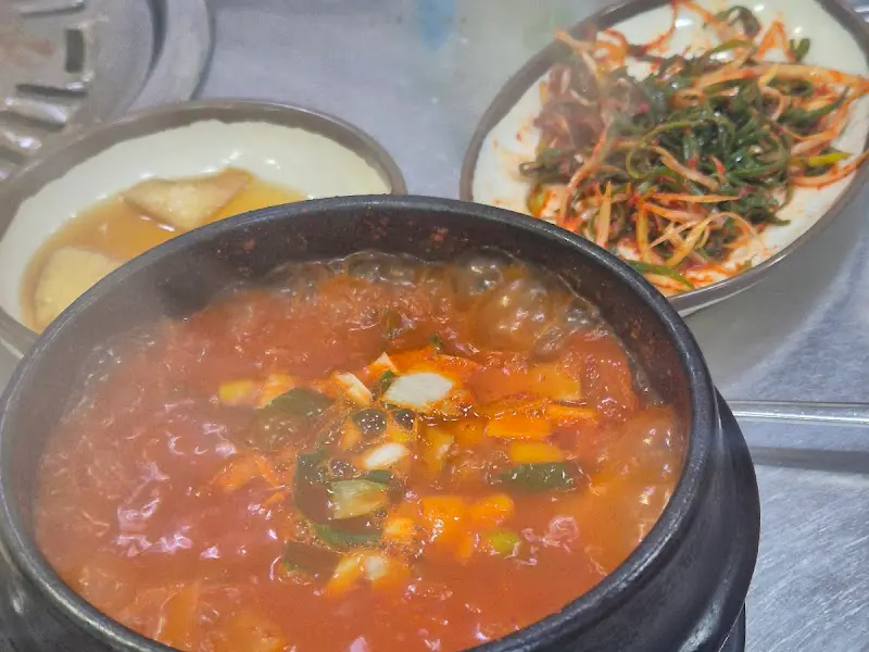 뚝배기에 담겨 보글보글 끓는 김치전골