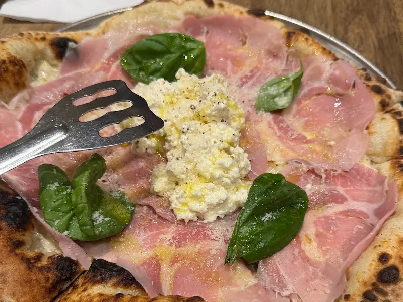프로슈토 루꼴라 피자의 클로즈업 사진