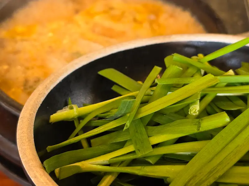 국밥과 함께 제공된 부추