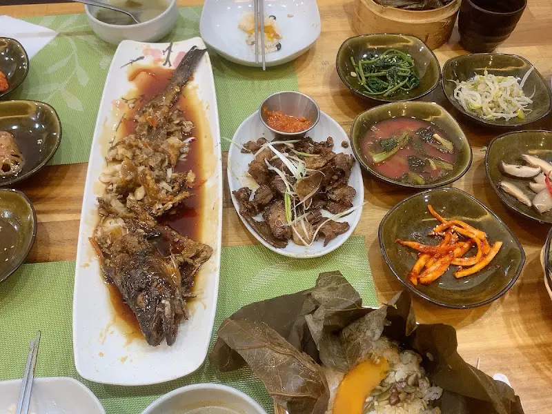 푸짐하게 차려진 연잎밥 정식 한 상 차림