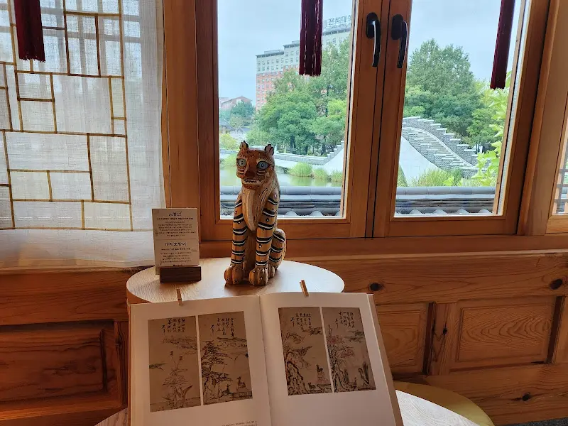 연화정도서관 창문에서 바라본 덕진공원 풍경