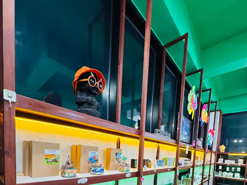 1층 기념품샵 내부