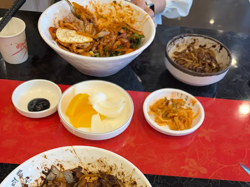 간짜장 소스와 다양한 반찬들이 놓인 테이블 전경