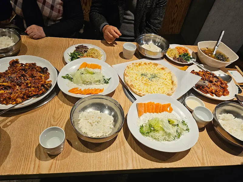 쭈꾸미, 피자, 샐러드, 묵사발 등이 푸짐하게 차려진 테이블