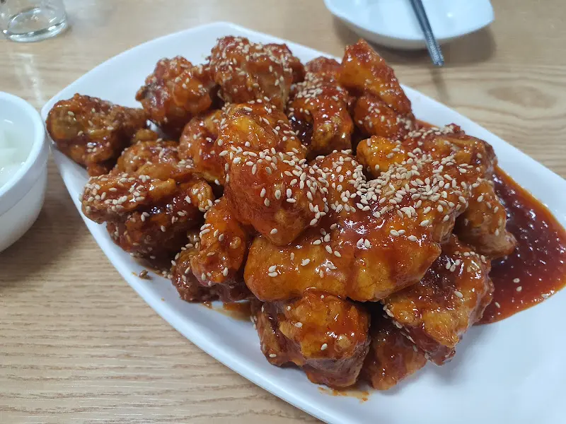 참깨가 듬뿍 뿌려진 양념치킨