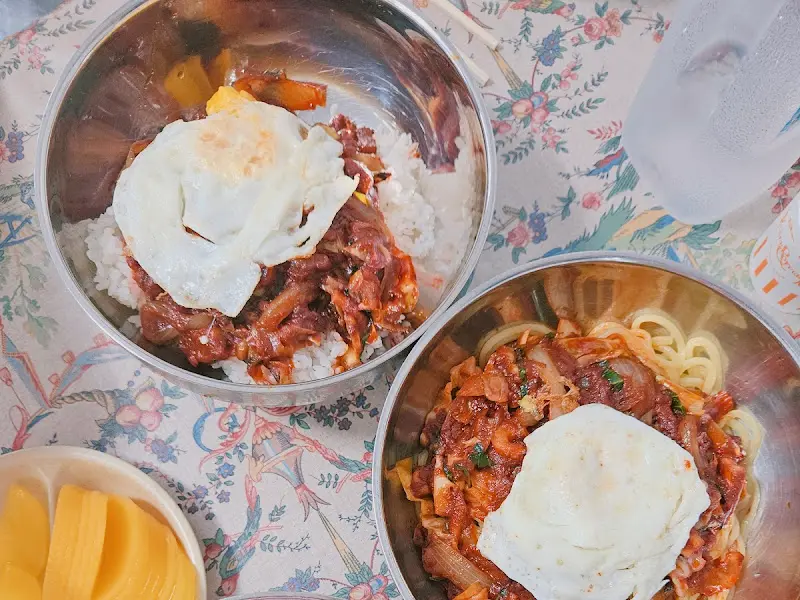 윤기가 흐르는 비빔짬뽕밥과 계란 프라이