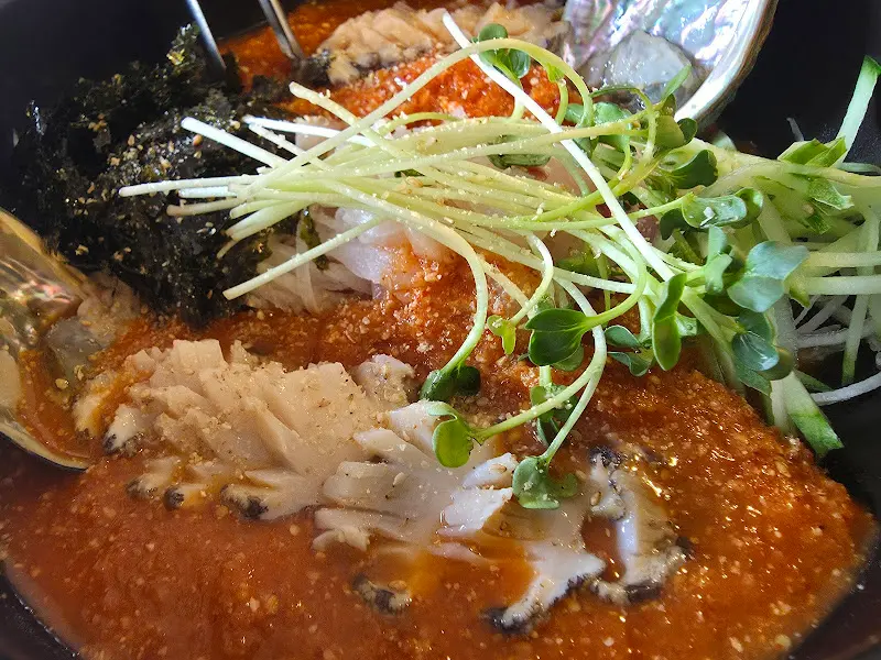 싱싱한 해산물이 들어간 물회