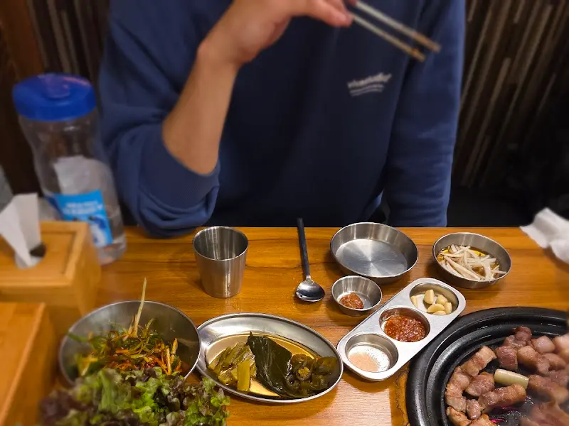 깔끔하게 정돈된 테이블 세팅