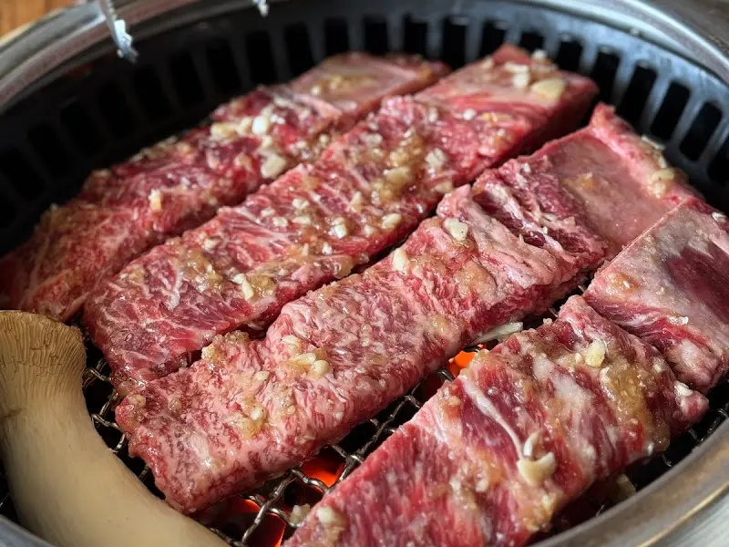 숯불 위에서 구워지고 있는 양념 소갈비