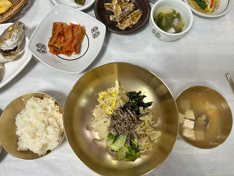놋그릇에 담겨 나온 헛제사 비빔밥과 탕국