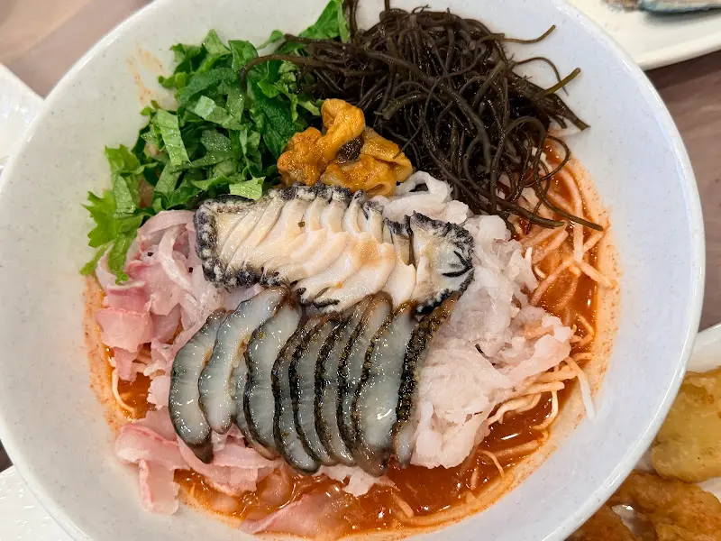 전복, 해삼 등 고급 해산물이 듬뿍 들어간 물회