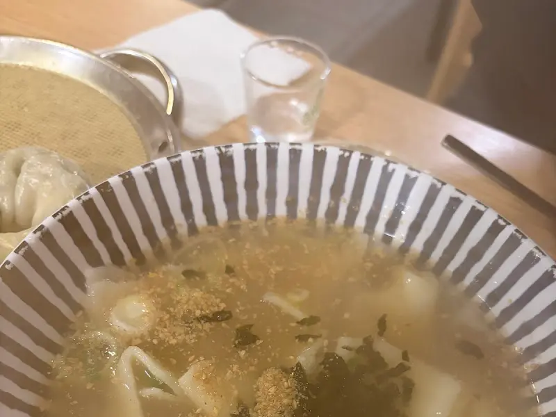 멸치육수의 깊은 향이 느껴지는 도깨비 손칼국수