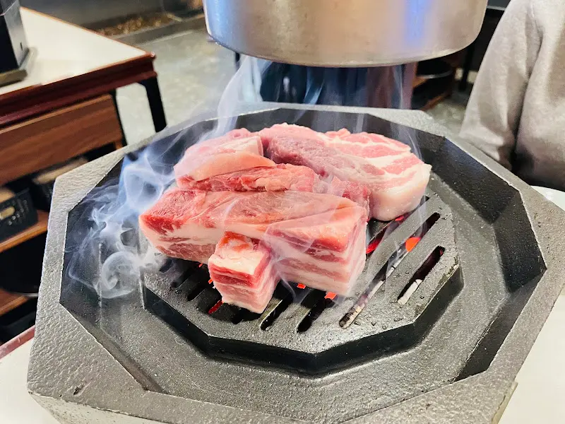 숯불 위에 올려진 삼겹살