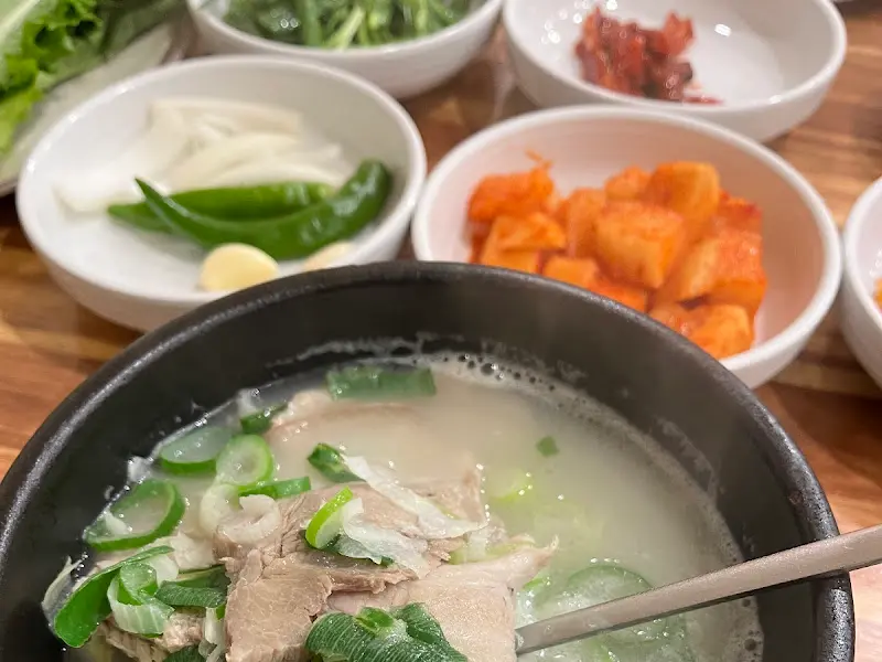 돼지국밥과 함께 나오는 다양한 밑반찬들