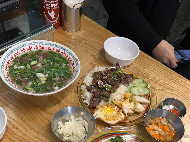 테이블 위에 놓인 쌀국수와 소스